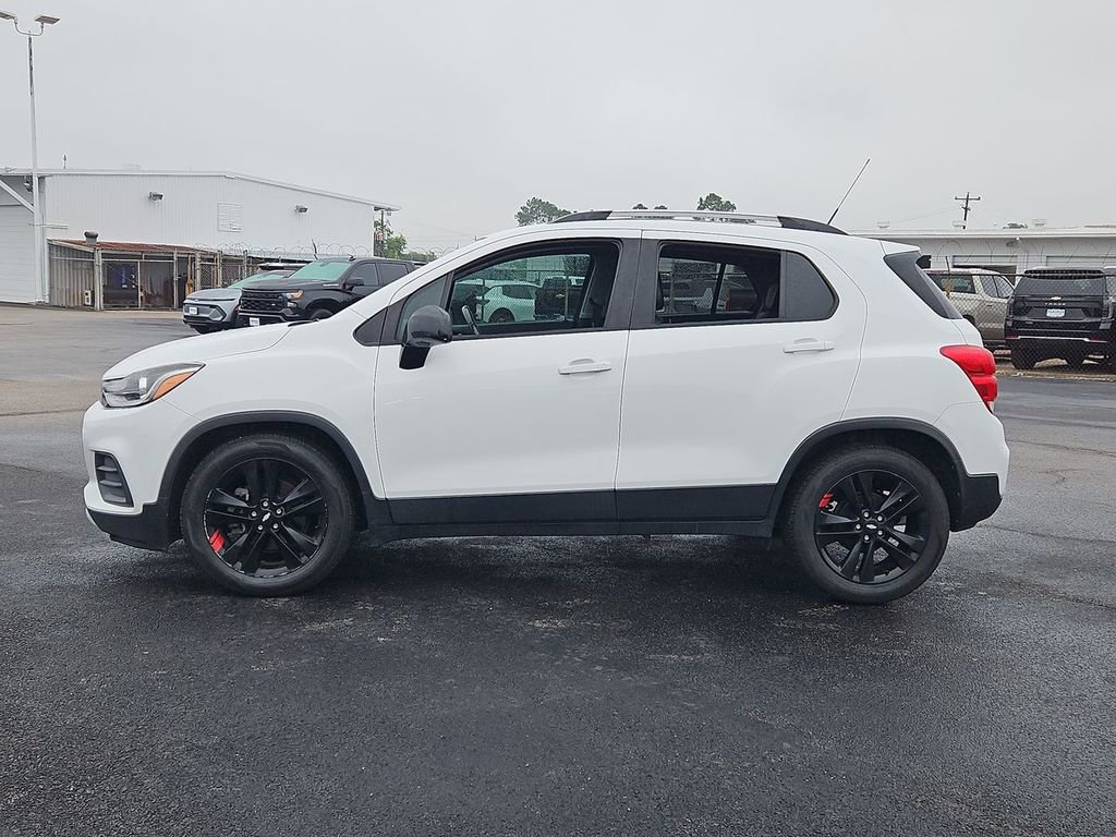 Used 2020 Chevrolet Trax LT w/ Sun & Sound Package FWD image 3