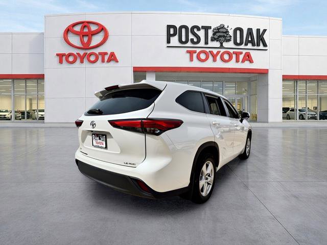 Used 2021 Toyota Highlander LE image 12