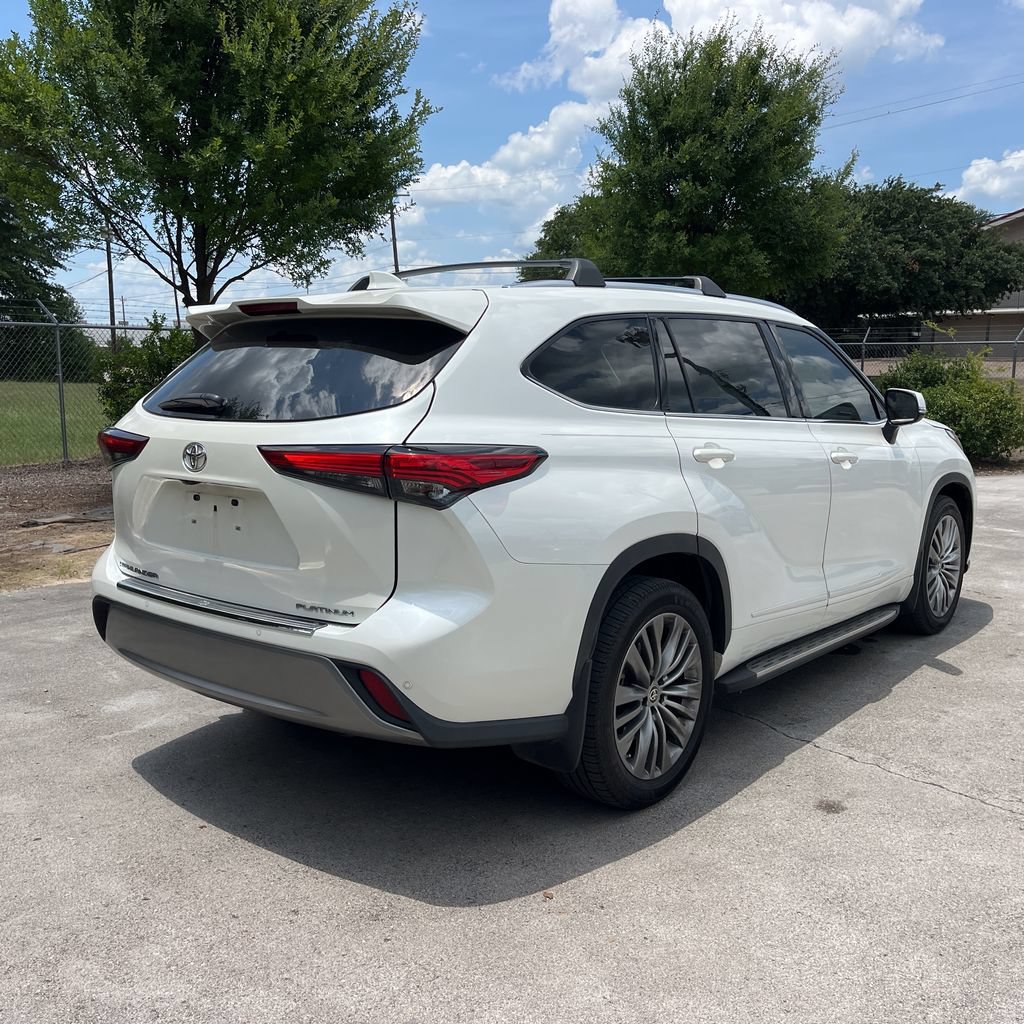 Used 2021 Toyota Highlander Platinum FWD image 3