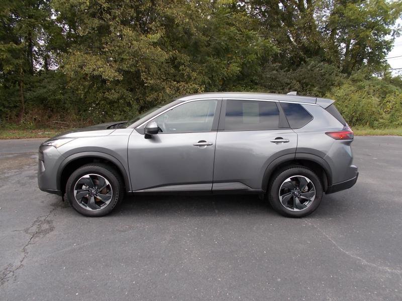 Used 2024 Nissan Rogue SV image 3