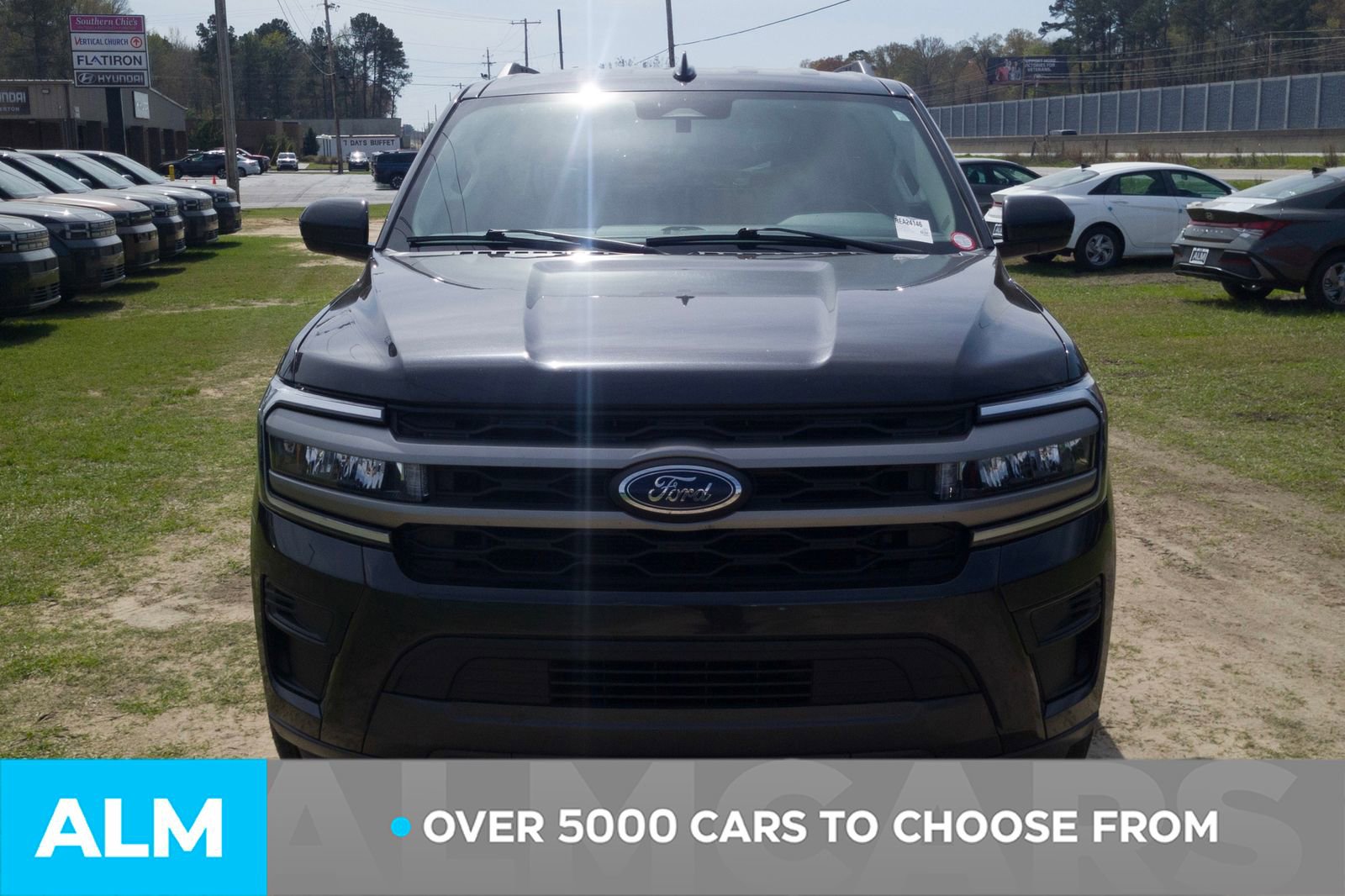 Used 2024 Ford Expedition XLT RWD image 3