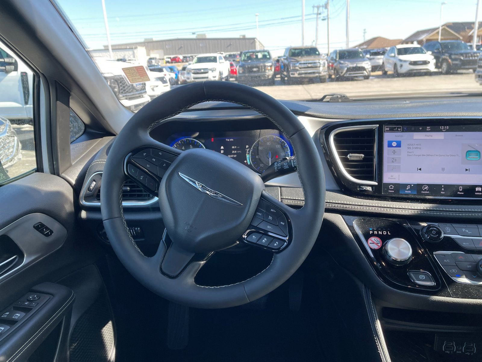 Used 2025 Chrysler Pacifica Limited image 11