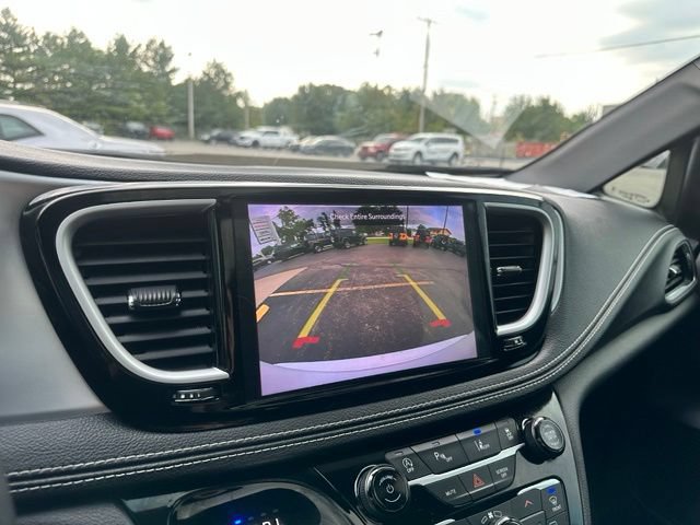 Used 2025 Chrysler Pacifica Limited FWD image 38