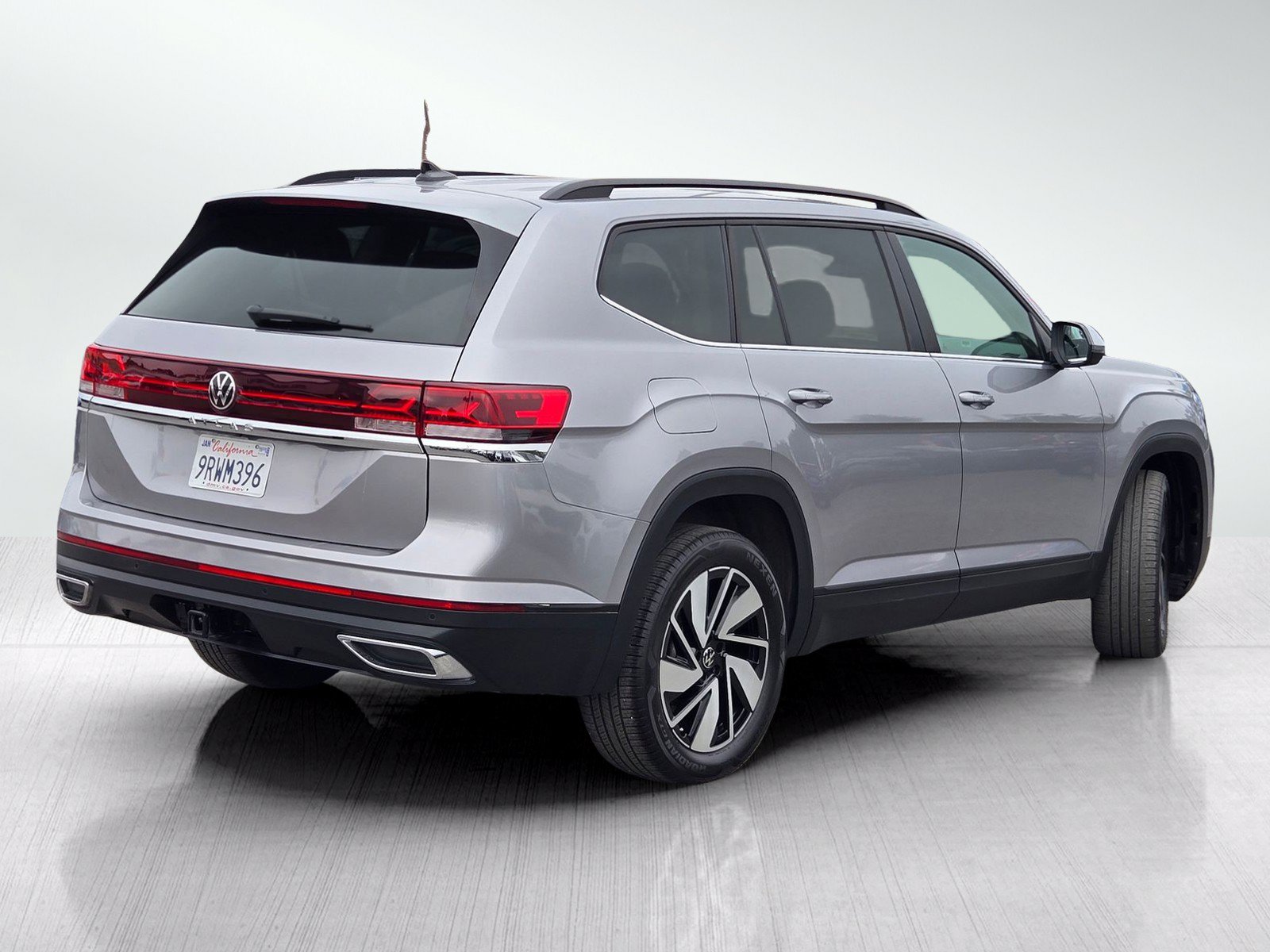 Used 2025 Volkswagen Atlas SE AWD/4WD image 4