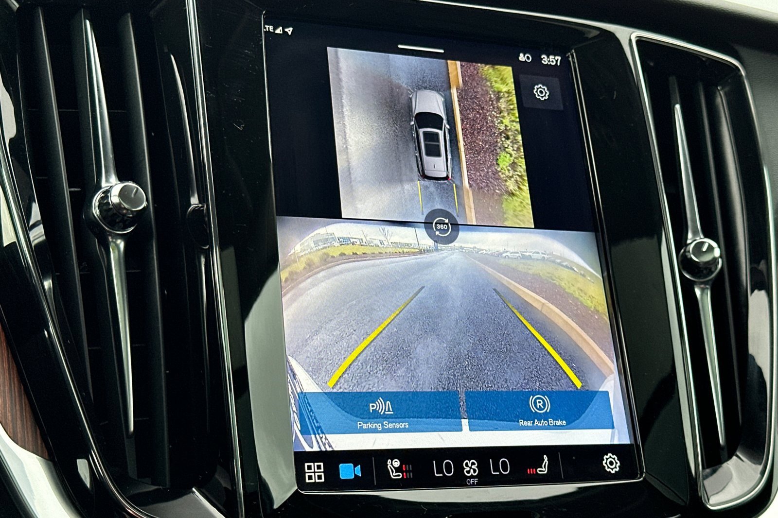 Used 2025 Volvo V60 B5 Cross Country Plus image 21