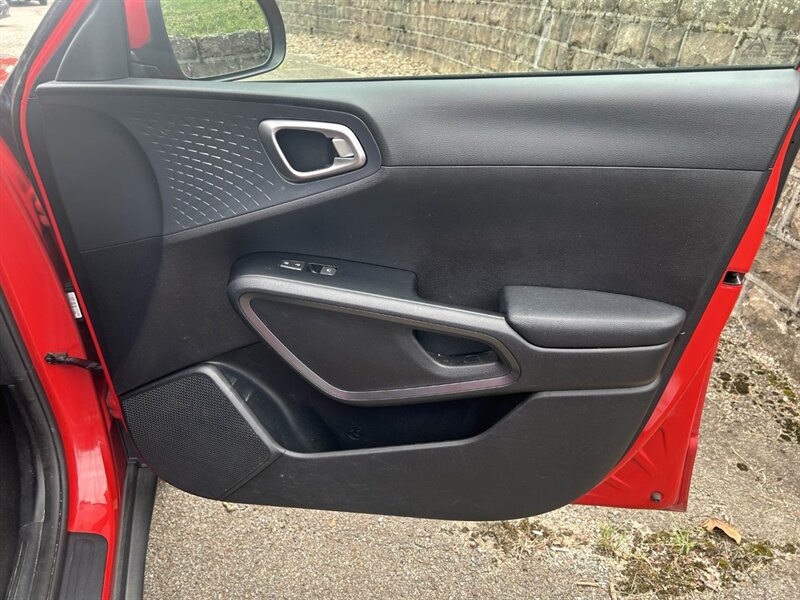 Used 2020 Kia Soul S FWD image 30