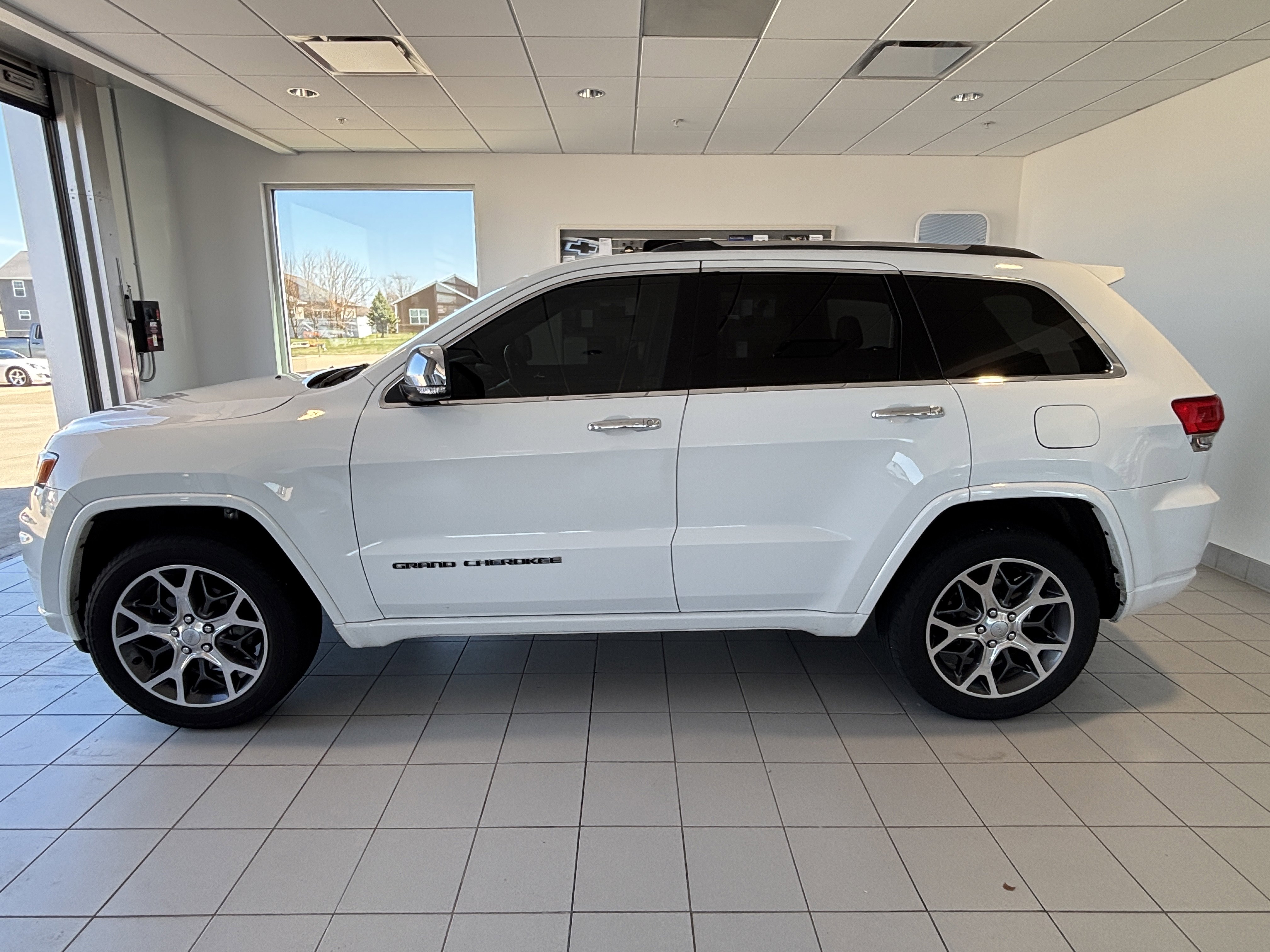 Used 2020 Jeep Grand Cherokee Overland image 2