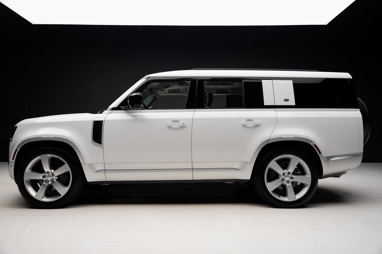 Used 2023 Land Rover Defender 130 First Edition image 17