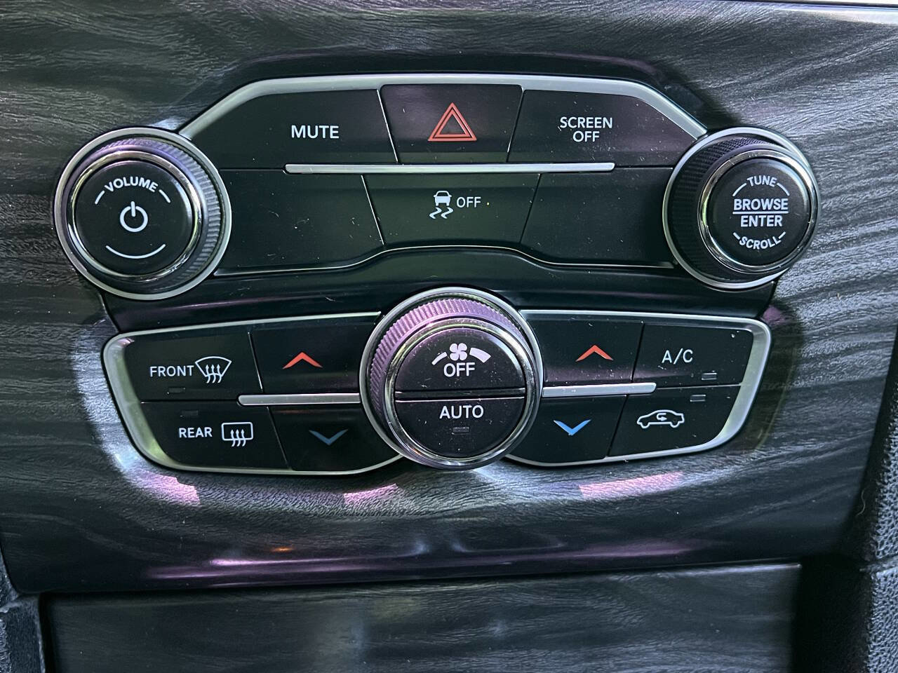 Used 2018 Chrysler 300 Touring L AWD/4WD image 33