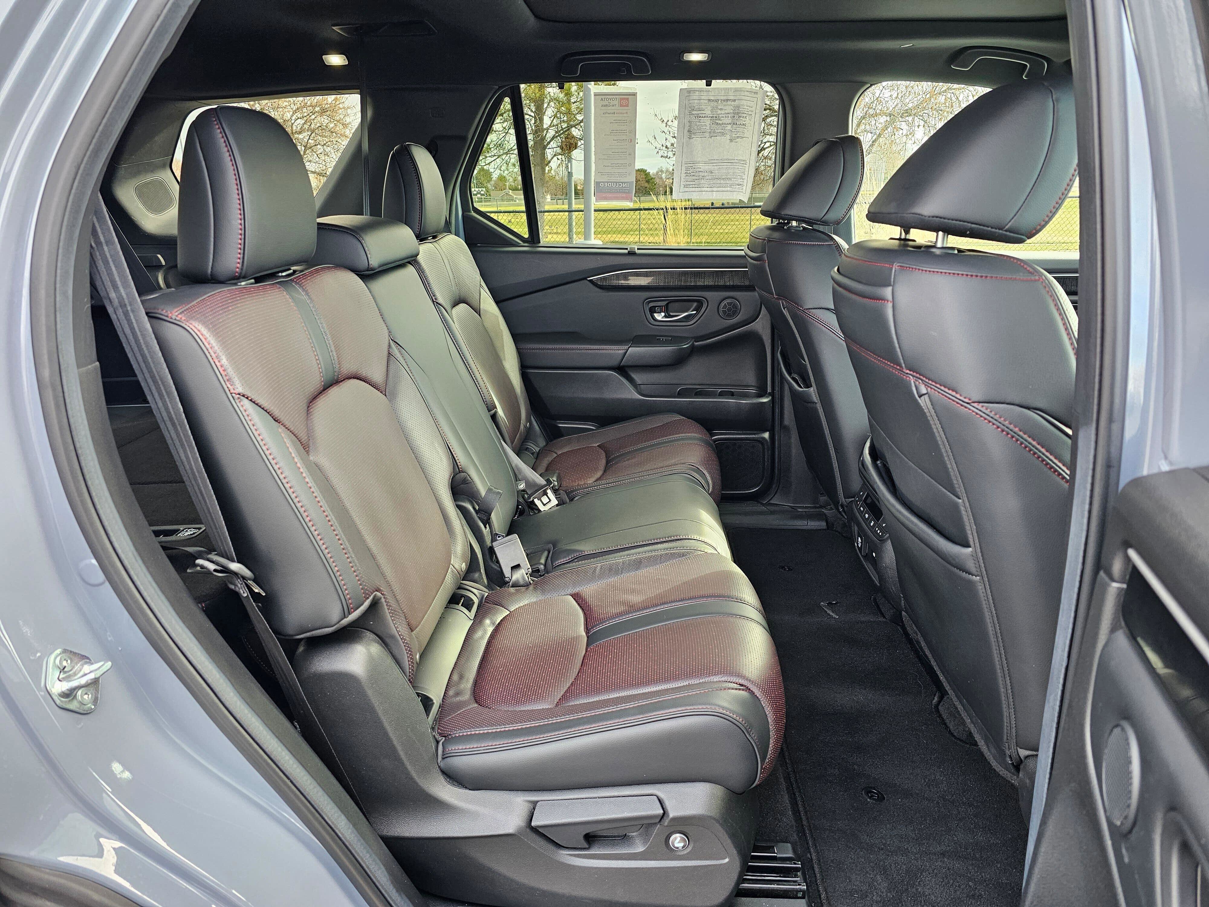 Used 2025 Honda Pilot Black Edition image 12