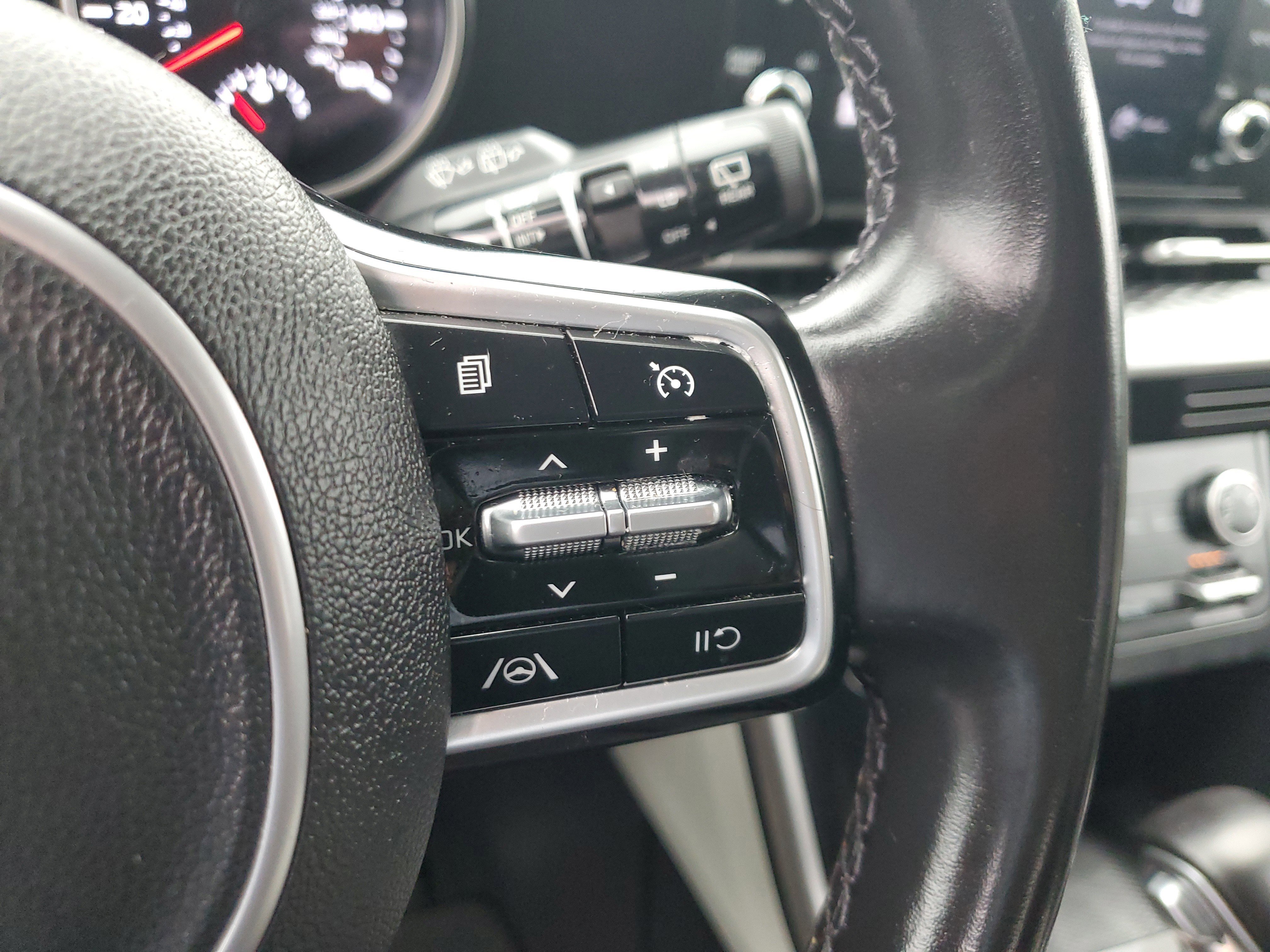 Used 2022 Kia Carnival LX image 27