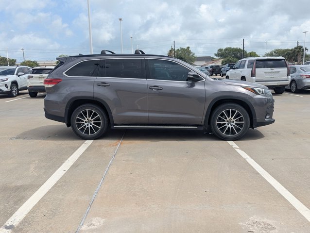 Used 2017 Toyota Highlander SE FWD image 4