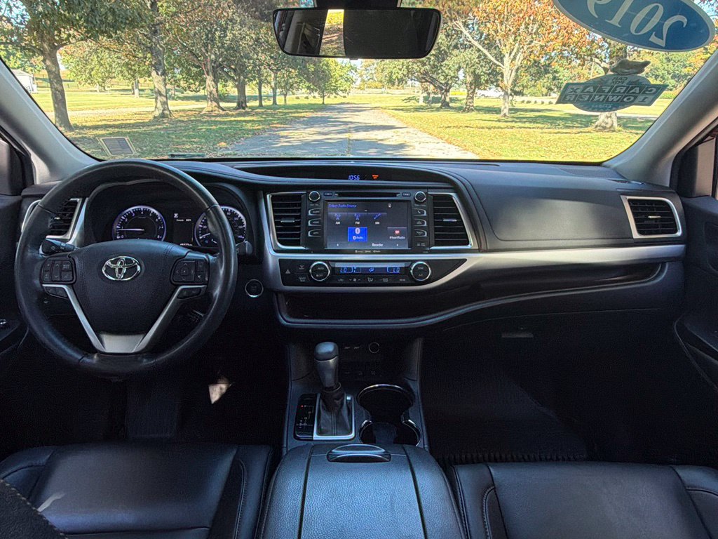Used 2019 Toyota Highlander XLE AWD/4WD image 11