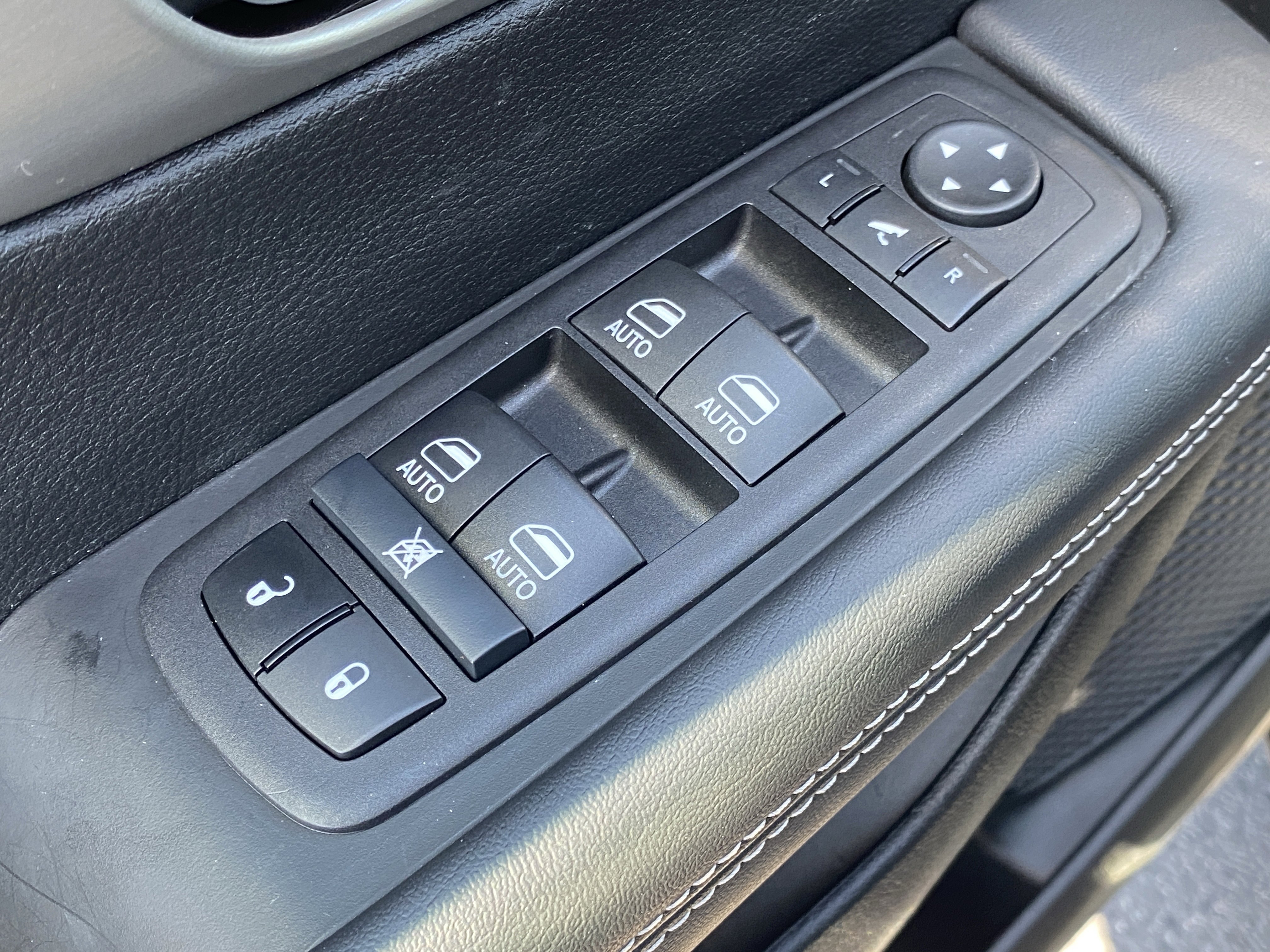 Used 2024 Chrysler Pacifica Limited w/ Uconnect Theater Family Group image 18