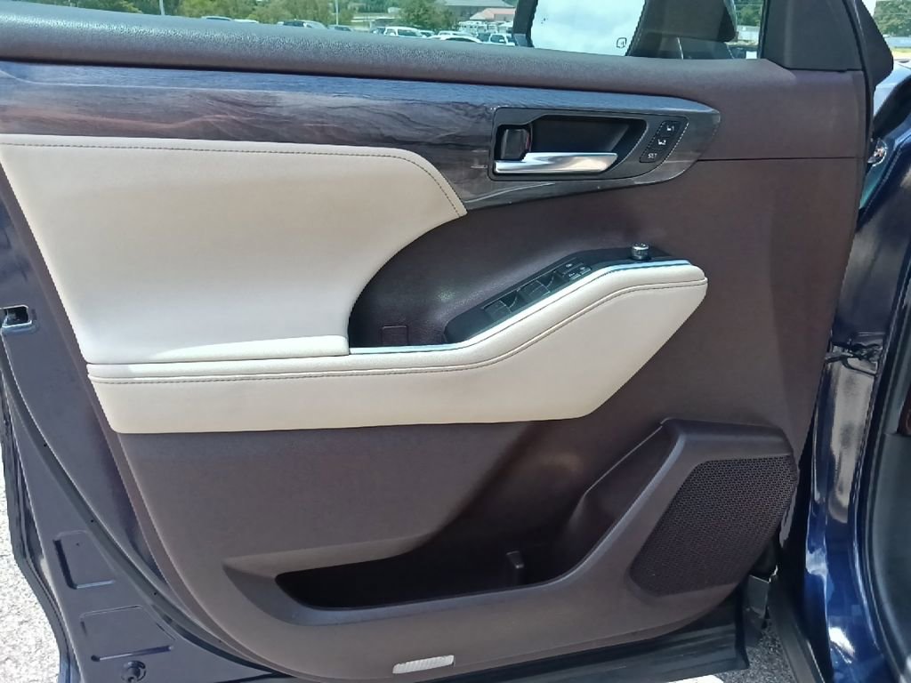 Used 2021 Toyota Highlander Limited FWD image 10
