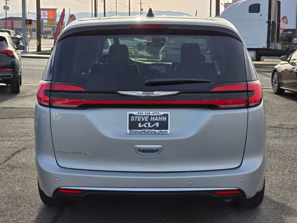 Used 2024 Chrysler Pacifica Touring-L image 4
