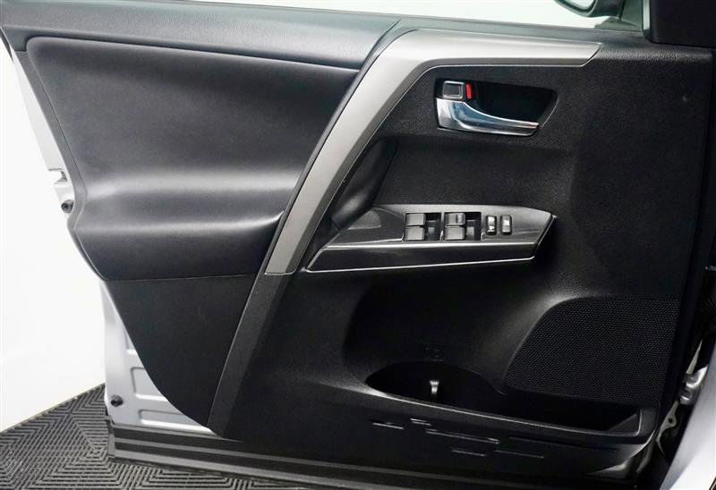 Used 2017 Toyota RAV4 SE image 31