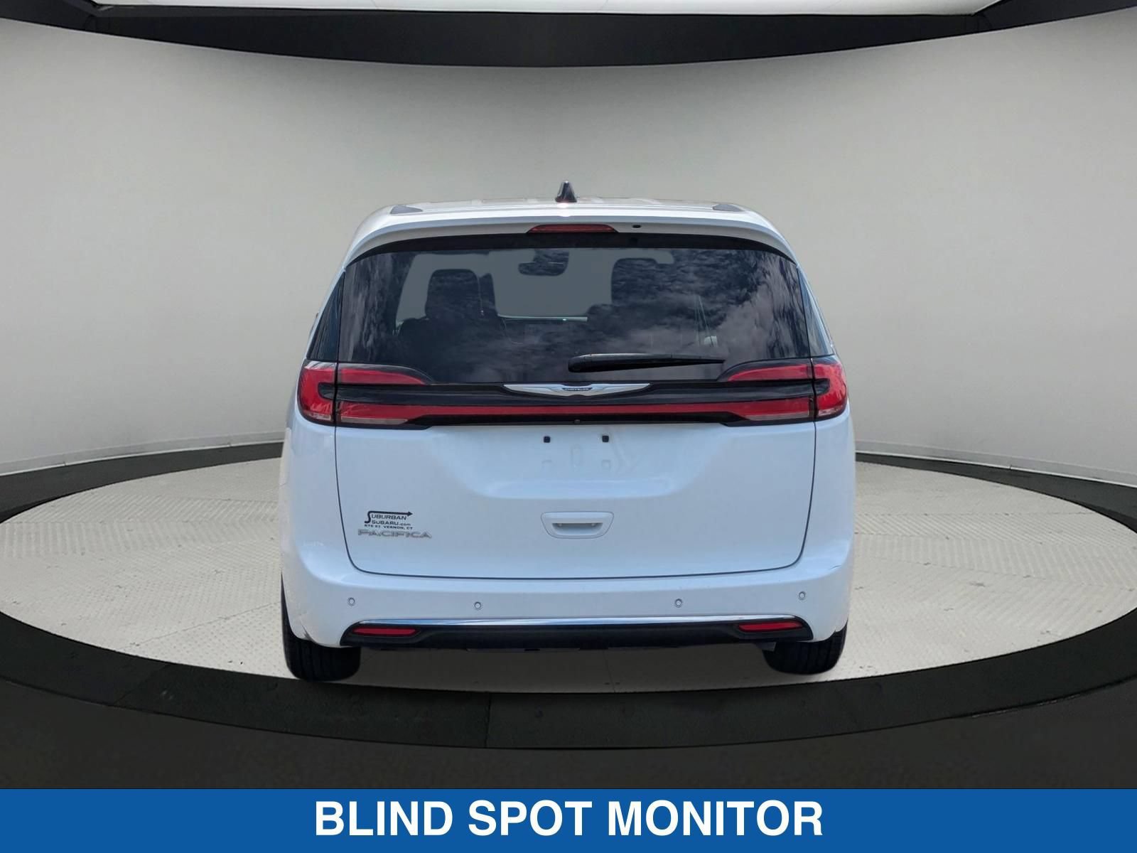 Used 2023 Chrysler Pacifica Touring-L FWD image 5