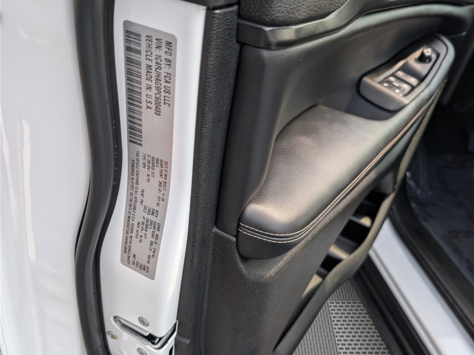 Used 2023 Jeep Grand Cherokee Altitude AWD/4WD image 16