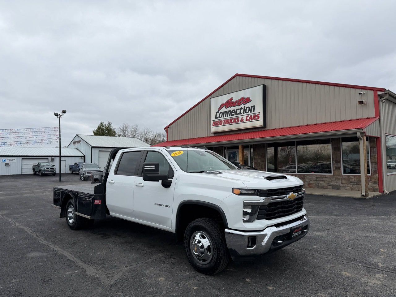 Used 2024 Chevrolet Silverado 3500 LT w/ Convenience Package image 2