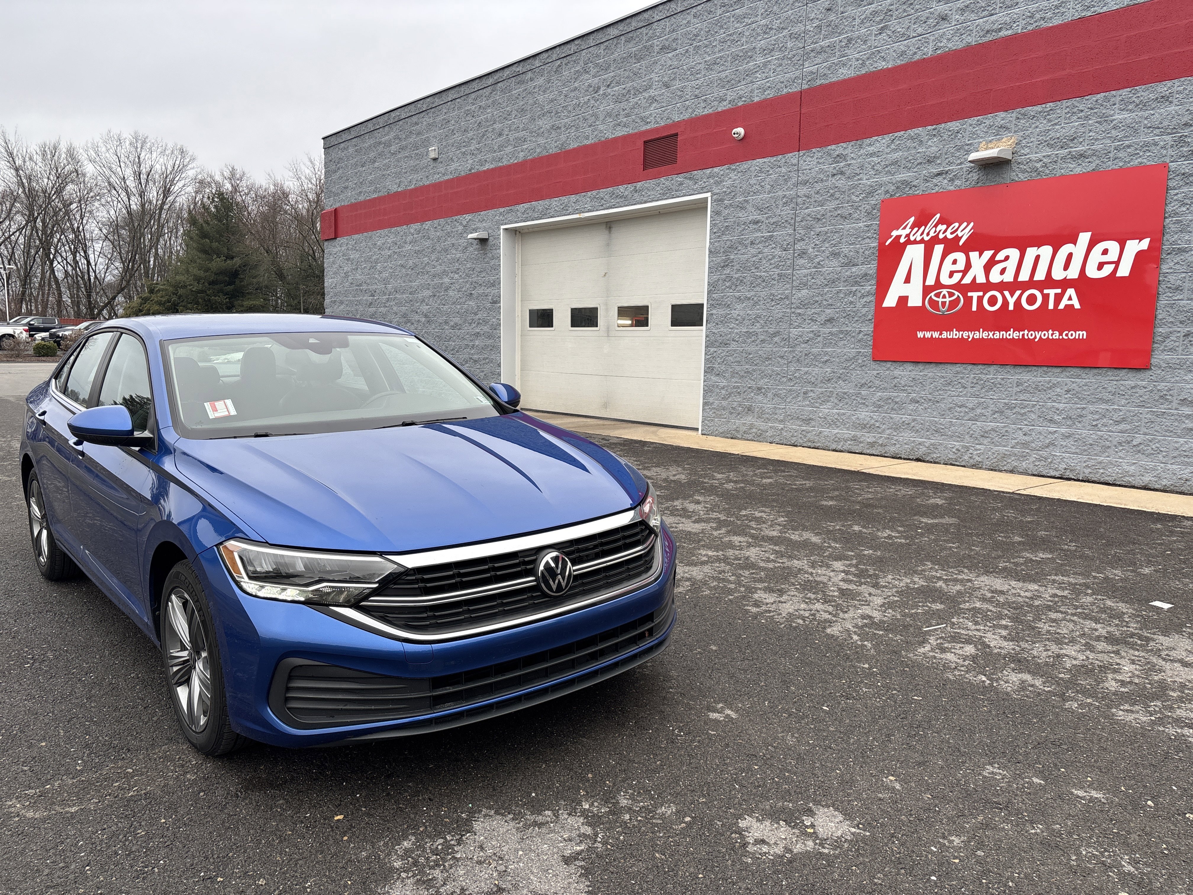 Used 2024 Volkswagen Jetta SE image 1