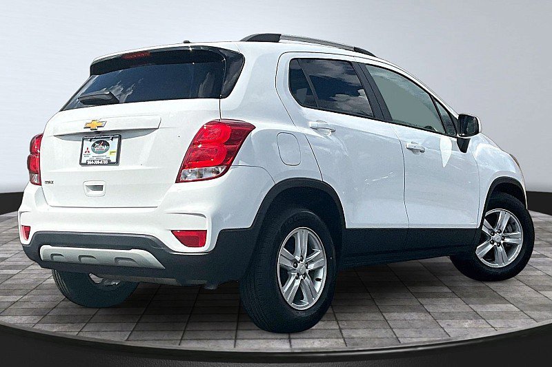 Used 2022 Chevrolet Trax LT w/ LT Convenience Package FWD image 2