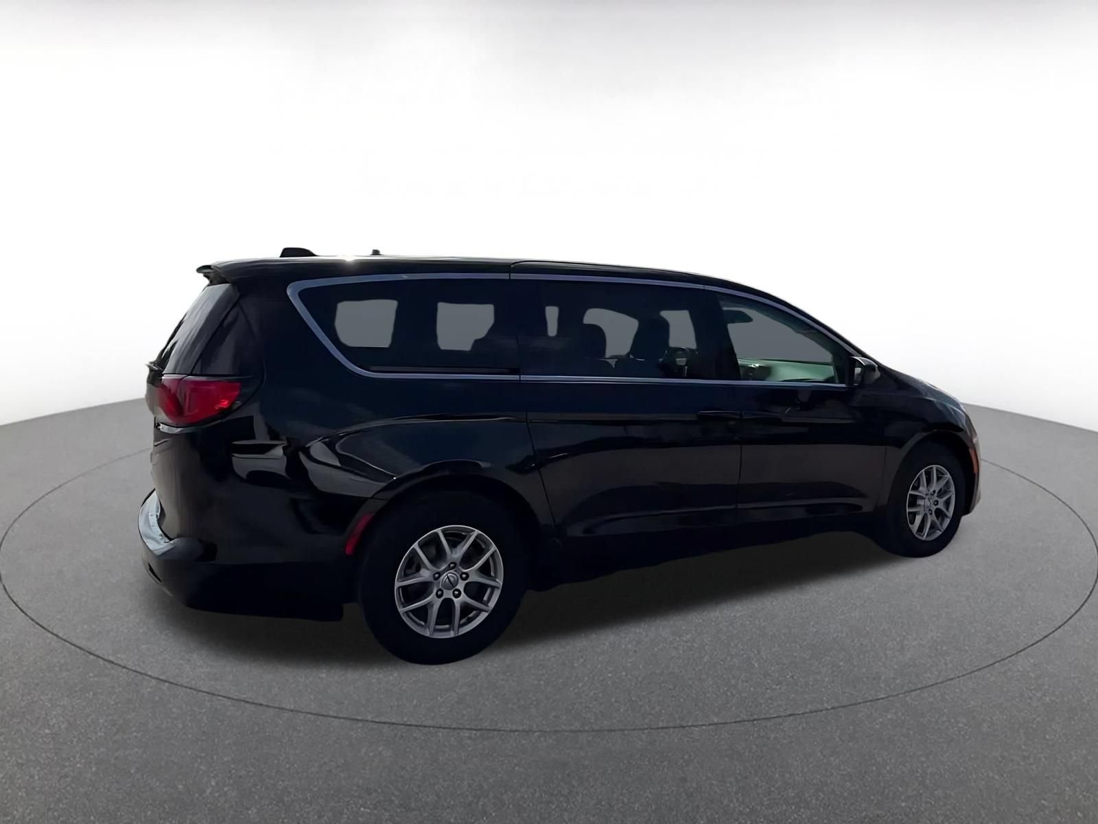 Used 2024 Chrysler Voyager LX FWD image 14