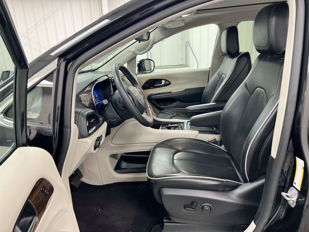 Used 2023 Chrysler Pacifica Limited image 20