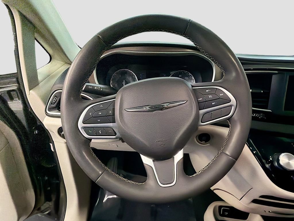 Used 2023 Chrysler Voyager LX image 11