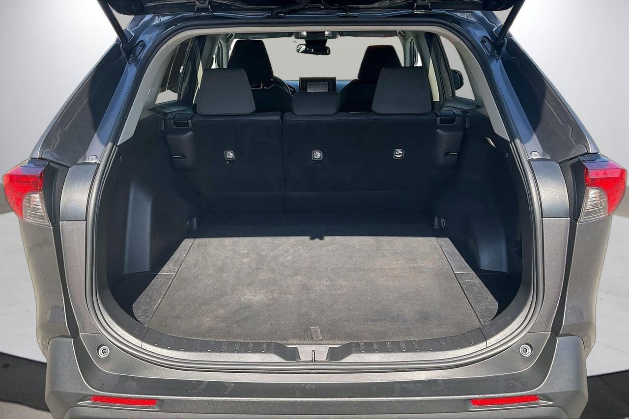 Used 2022 Toyota RAV4 XLE image 25