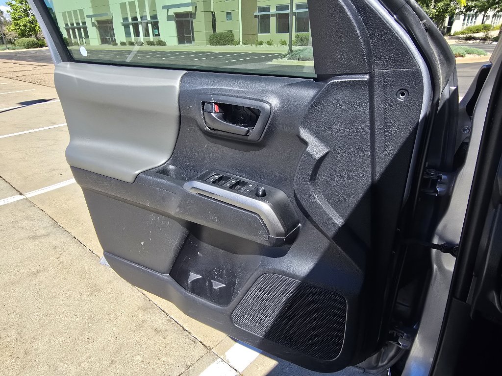 Used 2020 Toyota Tacoma SR5 AWD/4WD image 20