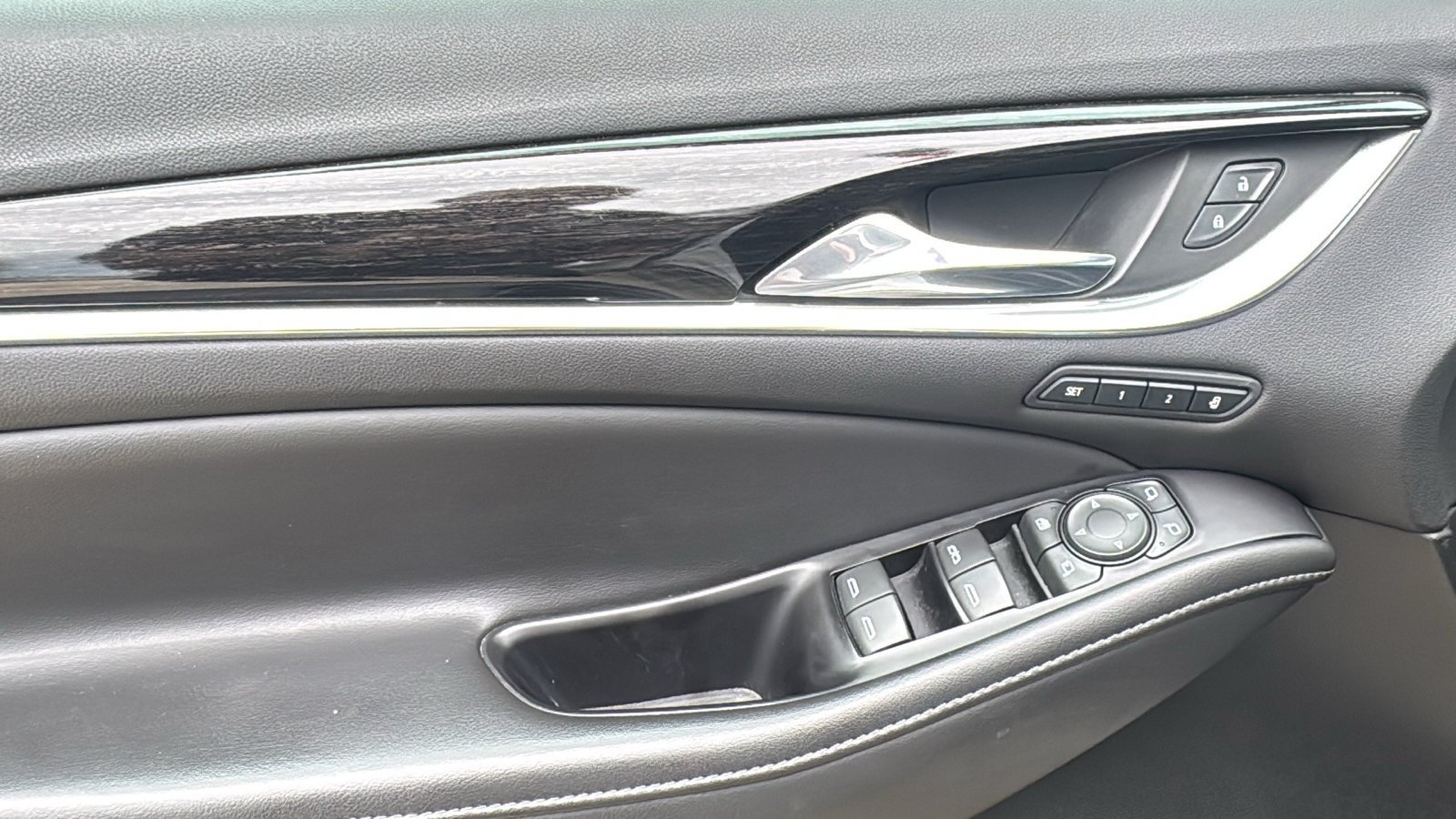 Used 2020 Buick Enclave Avenir w/ Avenir Technology Package FWD image 12