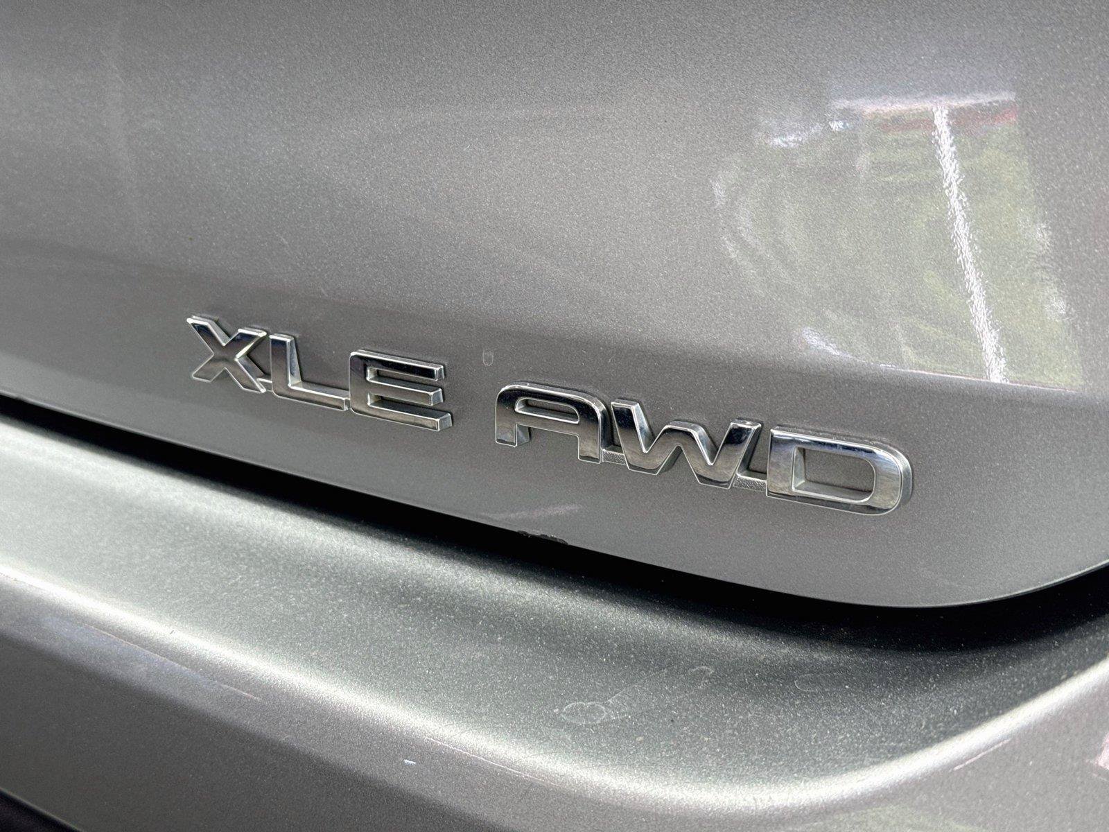 Used 2024 Toyota Highlander XLE AWD/4WD image 15