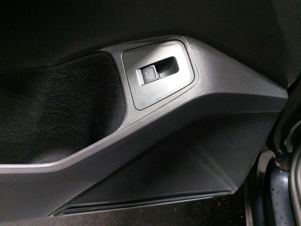 Used 2022 Volkswagen Tiguan SE image 26