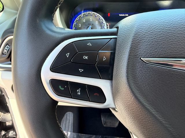 Used 2023 Chrysler Pacifica Touring-L FWD image 24