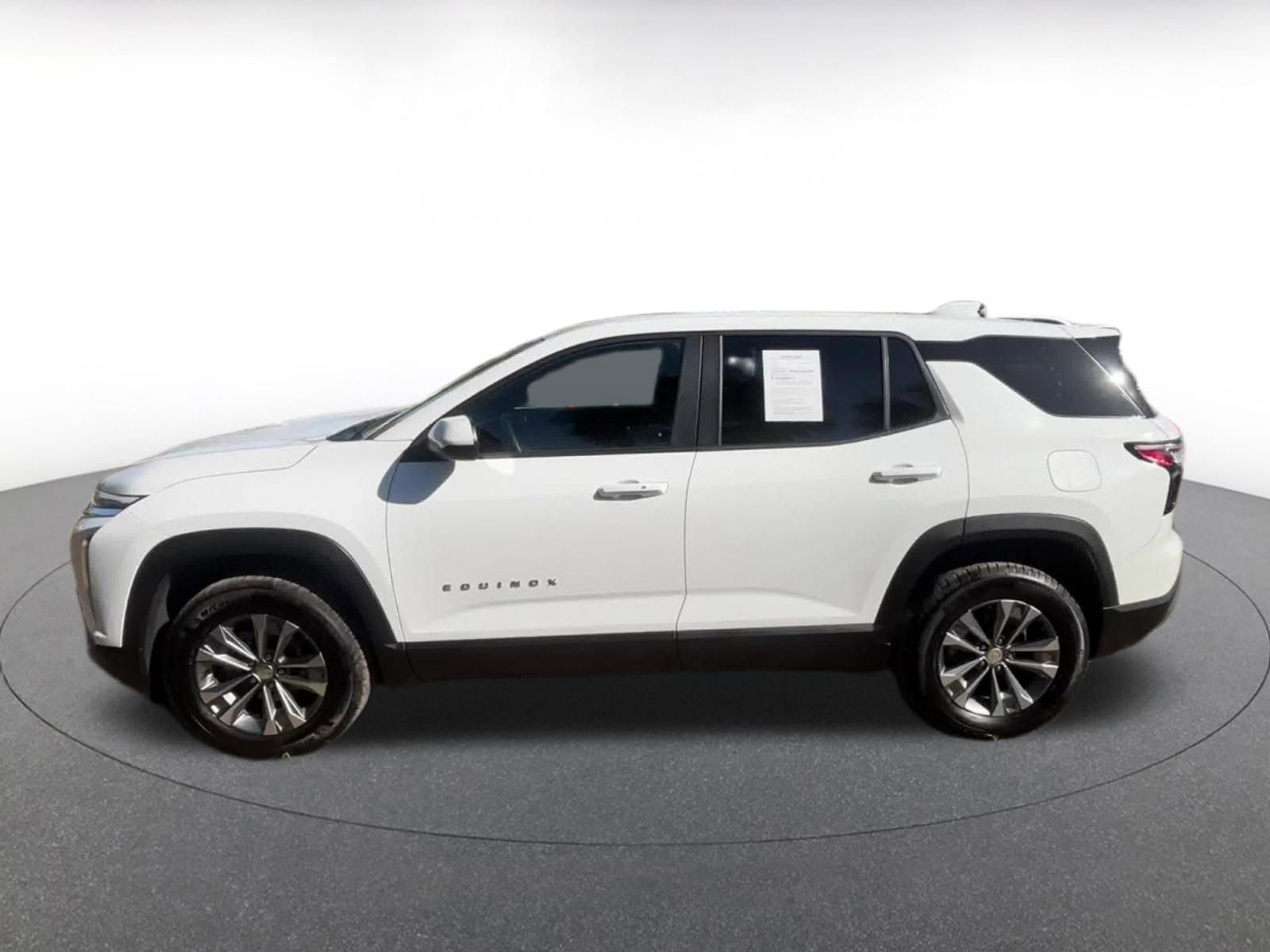 Used 2025 Chevrolet Equinox LT AWD/4WD image 9