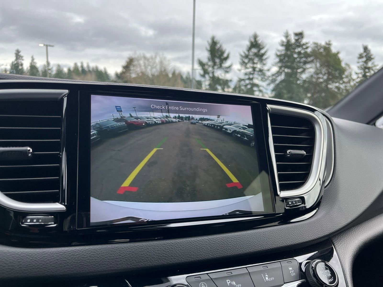 Used 2025 Chrysler Pacifica Select image 25