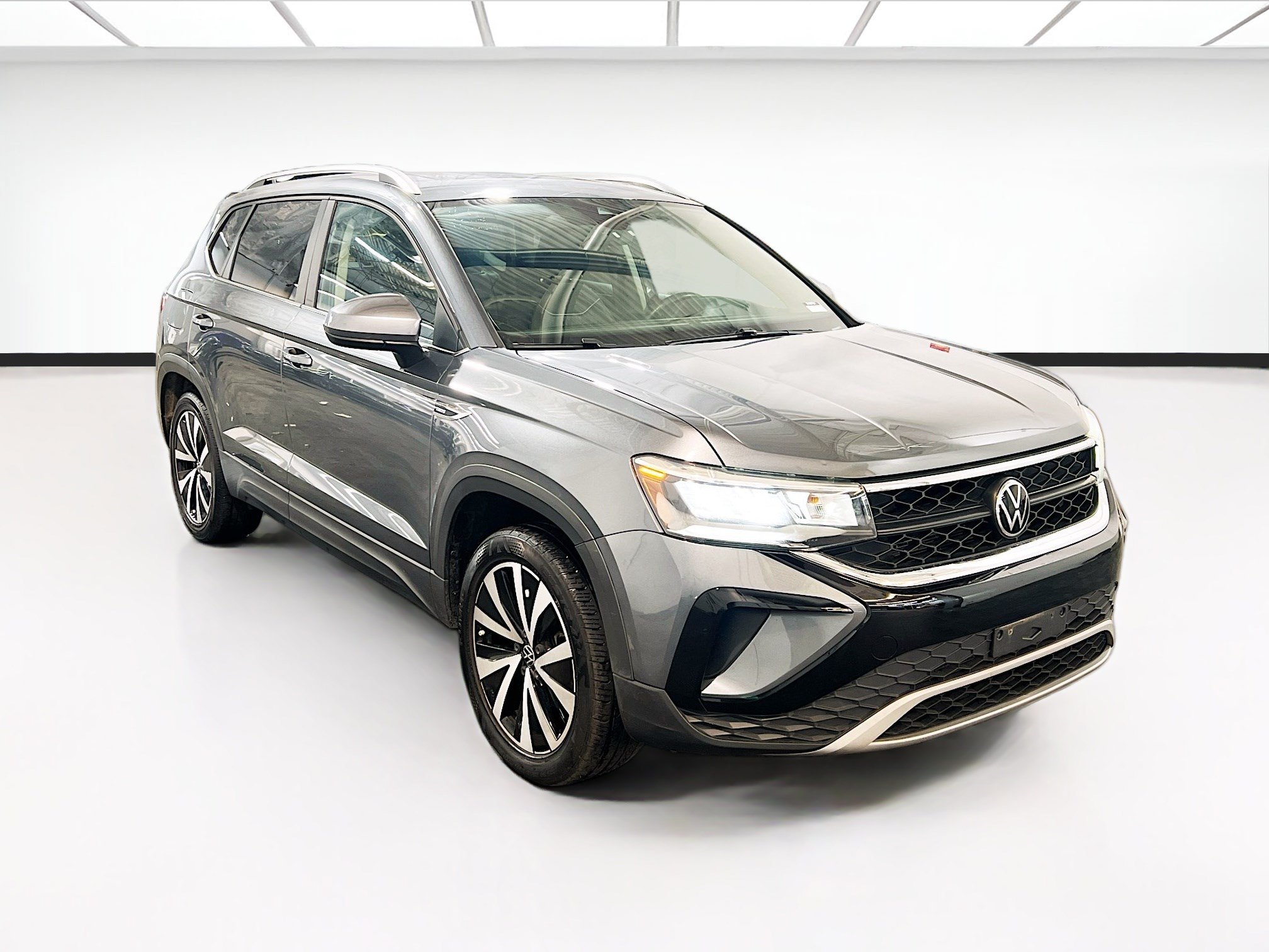 Used 2023 Volkswagen Taos SE w/ Panoramic Sunroof Package AWD/4WD image 3
