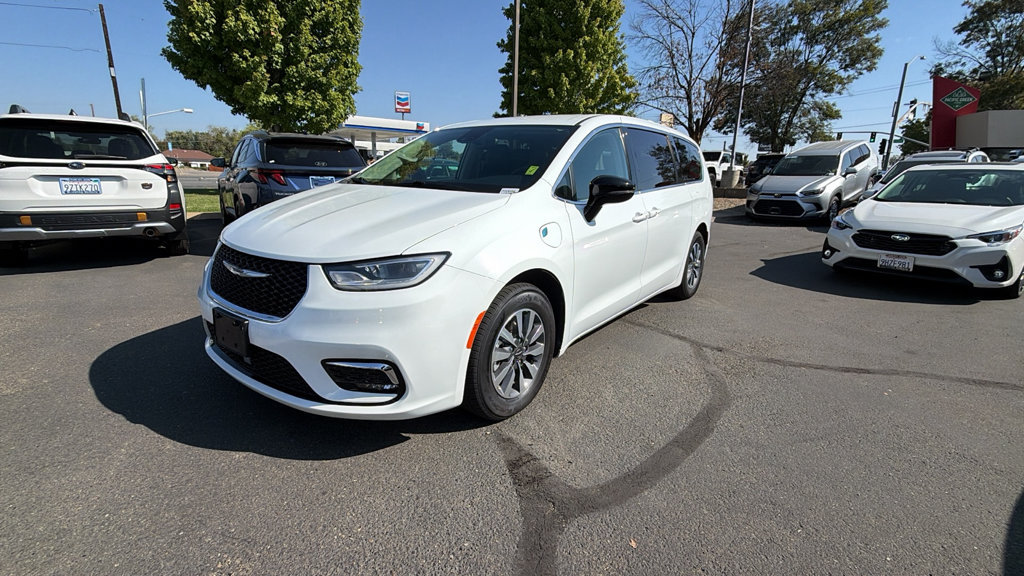 Used 2024 Chrysler Pacifica Limited