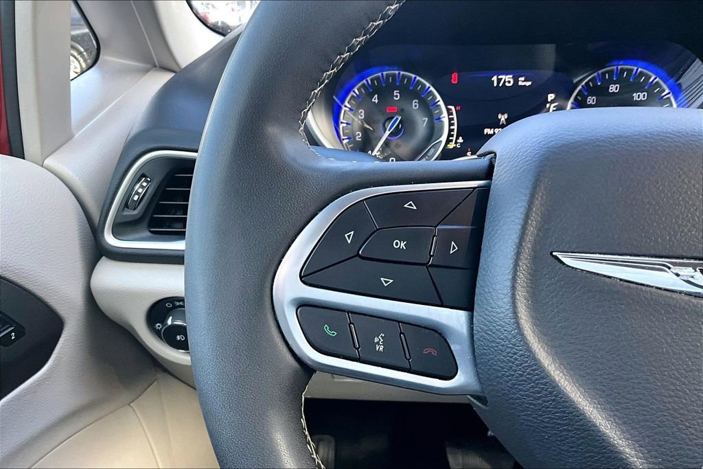 Used 2024 Chrysler Pacifica Touring-L image 11