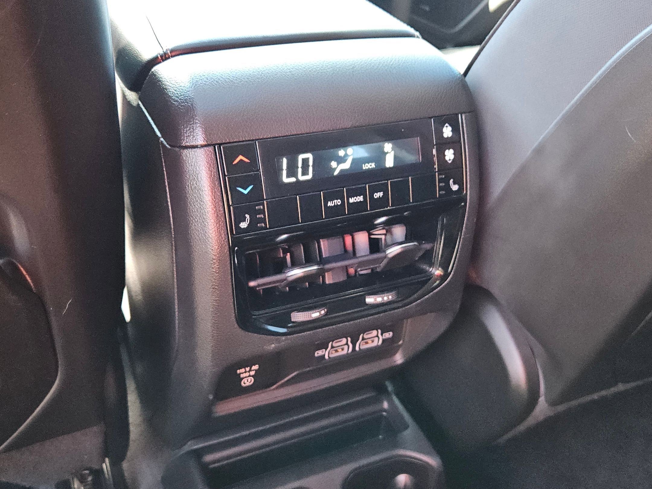 Used 2022 Jeep Grand Cherokee L Limited w/ Luxury Tech Group II image 23