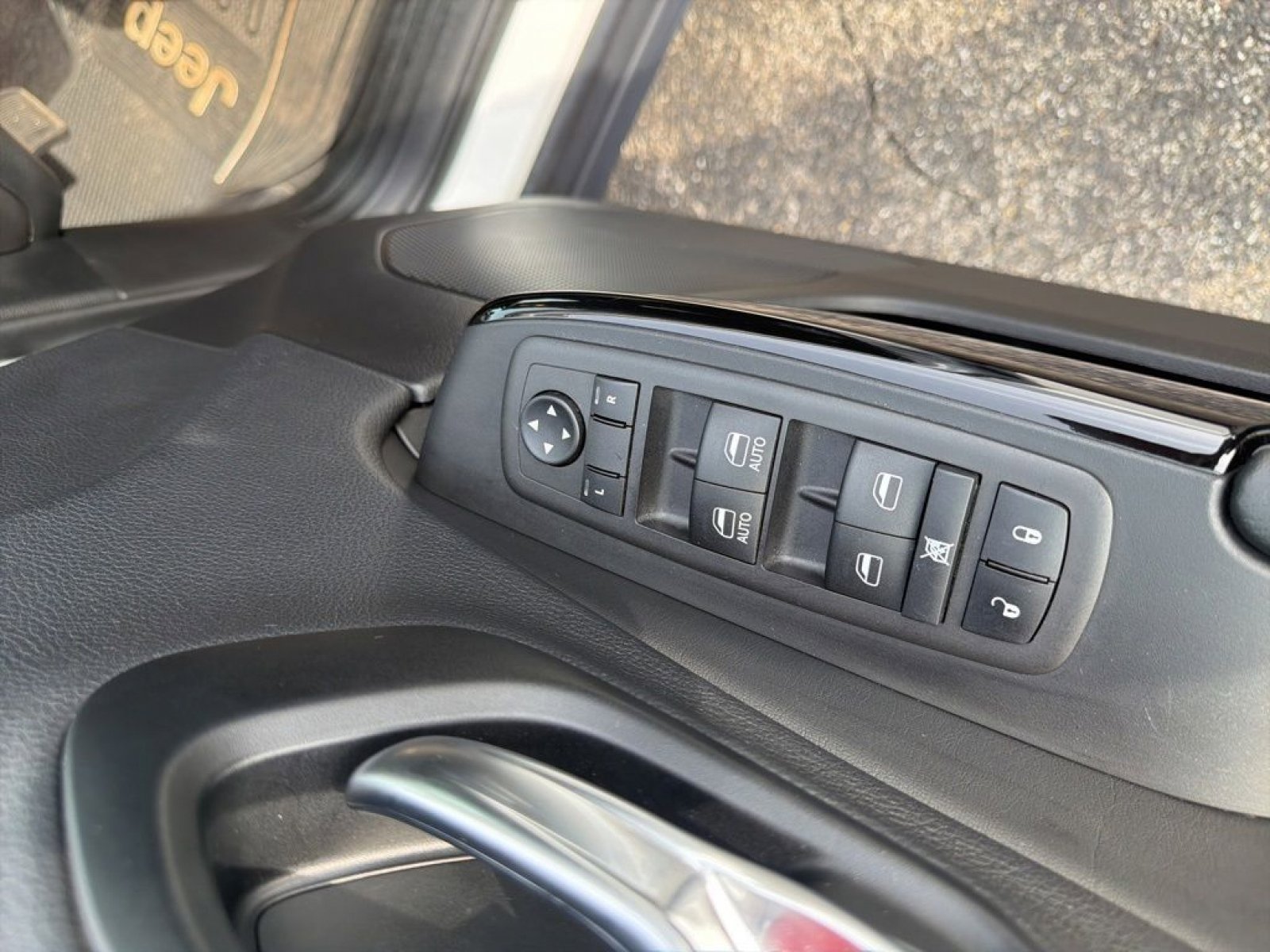 Used 2023 Jeep Cherokee Altitude Lux AWD/4WD image 11