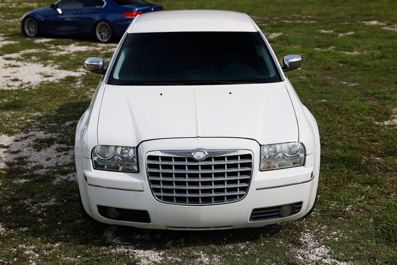 Used 2010 Chrysler 300 Touring RWD image 19