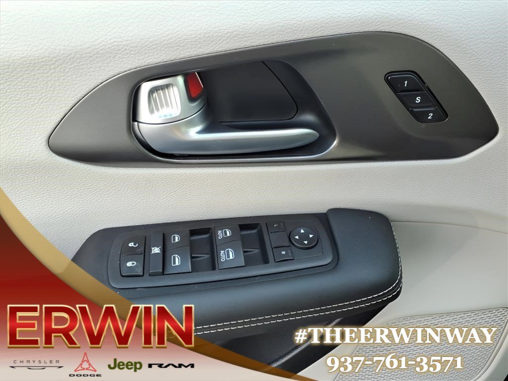 Used 2024 Chrysler Pacifica Touring-L FWD image 11