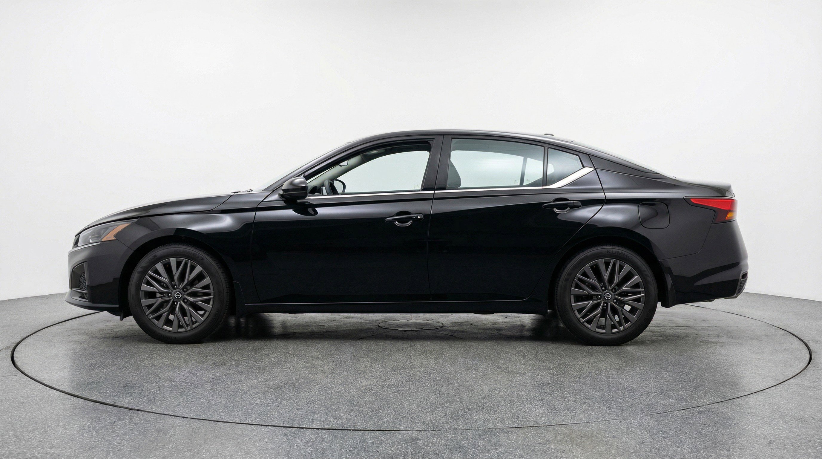 Used 2025 Nissan Altima 2.5 SV FWD image 5