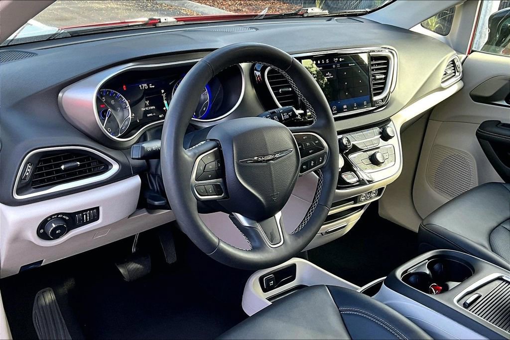 Used 2024 Chrysler Pacifica Touring-L image 17