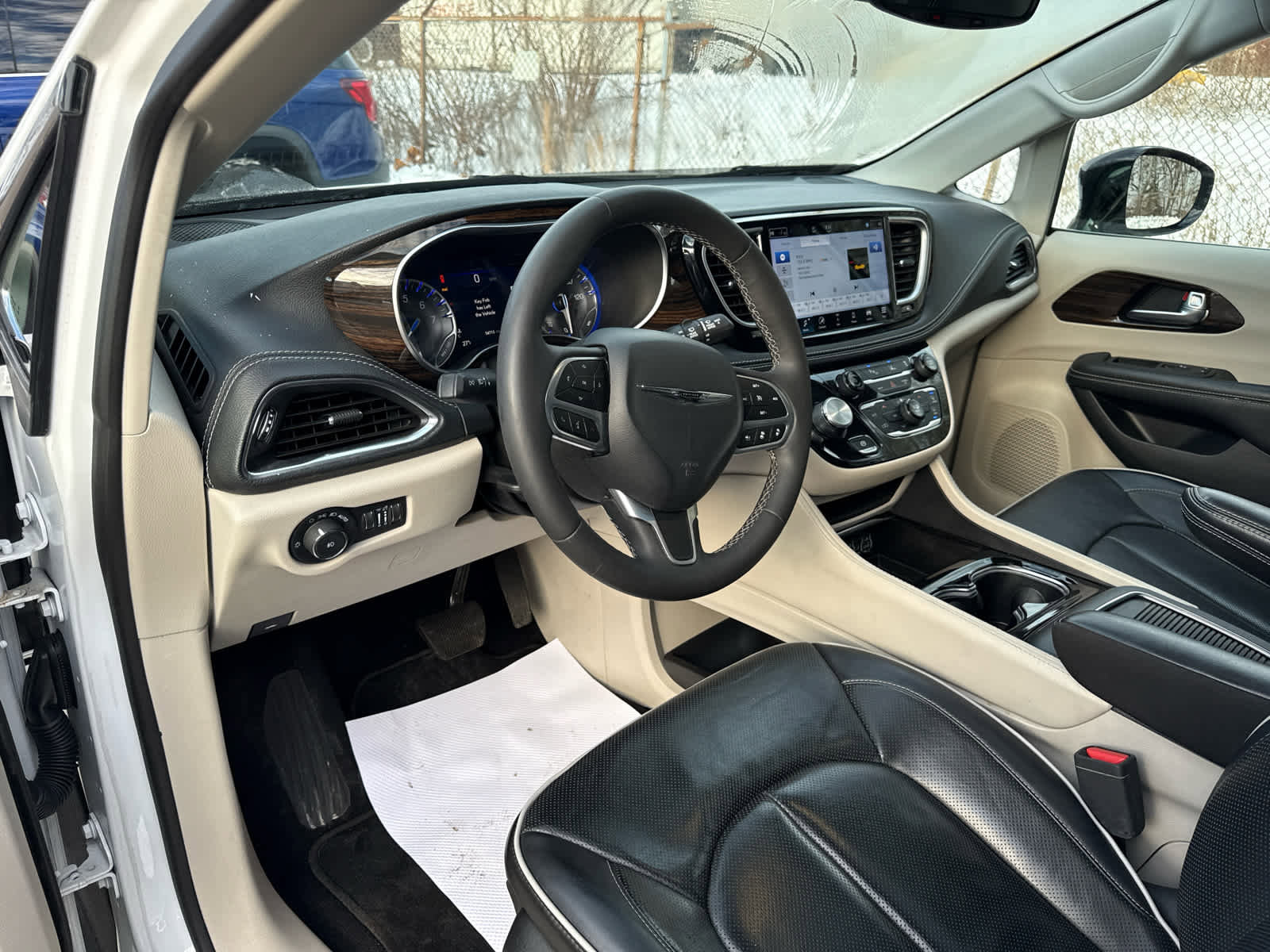 Used 2024 Chrysler Pacifica Limited image 13