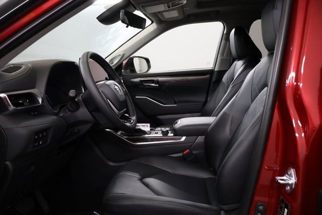 New 2026 Toyota Highlander Platinum AWD/4WD image 11