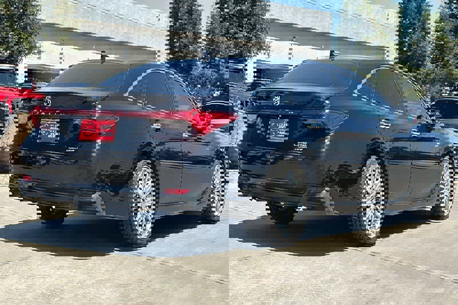 Used 2021 Toyota Avalon Limited w/ Advanced Safety Package FWD image 3