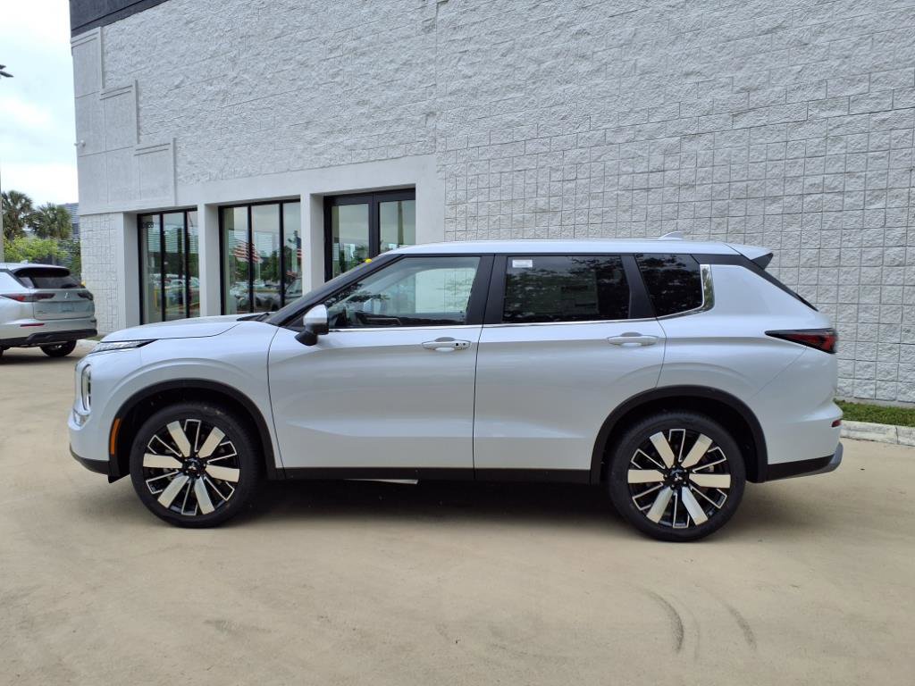New 2025 Mitsubishi Outlander SE image 2